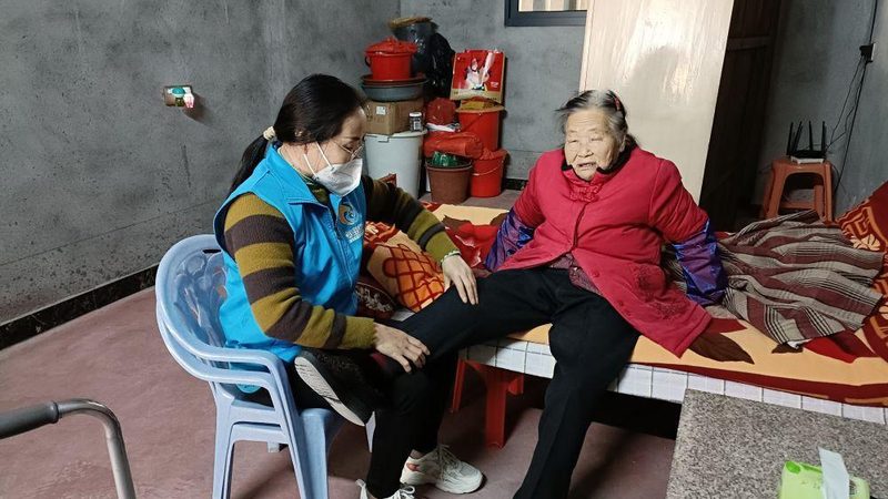 防褥疮床垫主要通过以下几种方式来预防褥疮的发生：